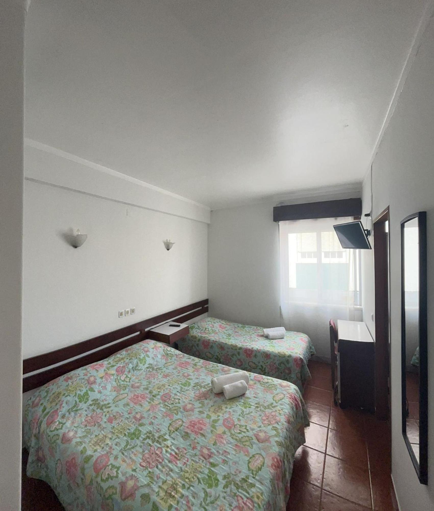 Residência Aviz Hotel Peniche Quarto foto